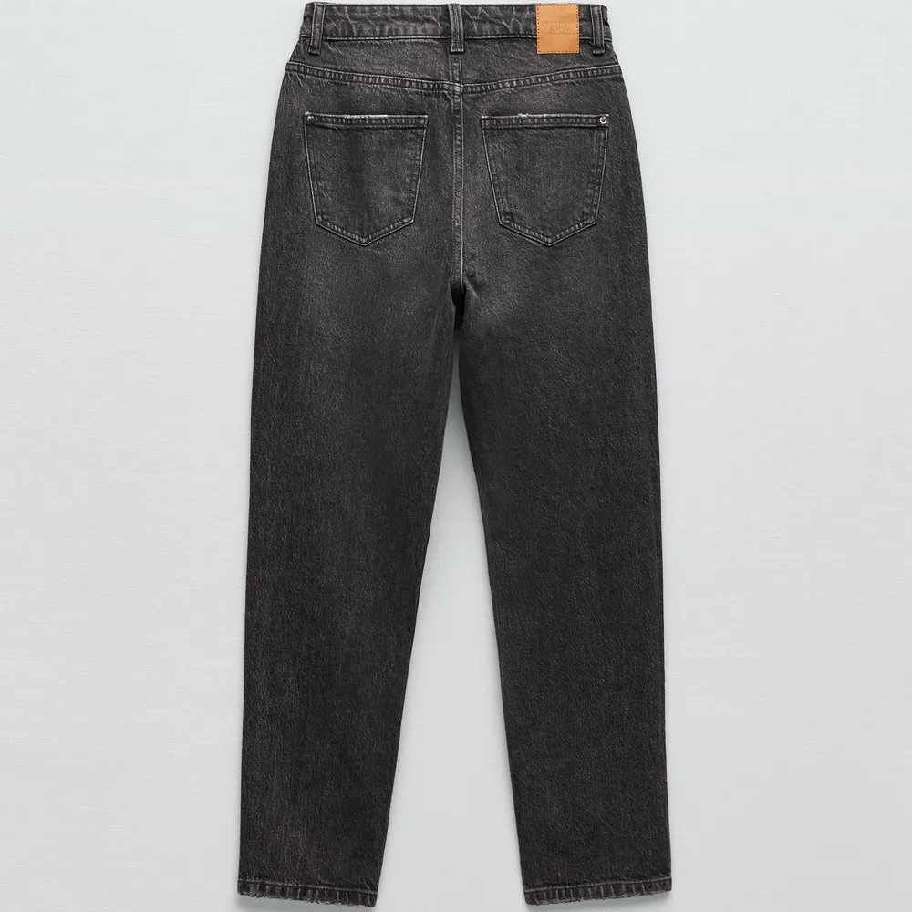 This Zara mom jean’s quiality is very good! The size of it is 42 in European.. Jeans & Byxor.