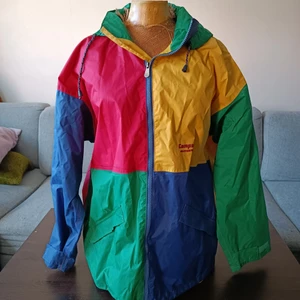 Colourblock regnjacka  - Otroligt söt men tyvärr för liten för mig. Storlek 160 men passar någon mellan M/L ✨ 