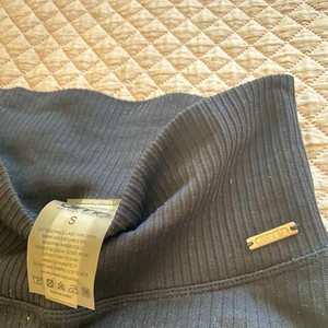 Träningsthoghts - Ett par träningsthights från Aimin. Modellen är black ribbed seamless thights och är i stl. S. Ett fint skick då de är använda ca 6 gånger och säljer då de inte kommer till användning längre. 💕