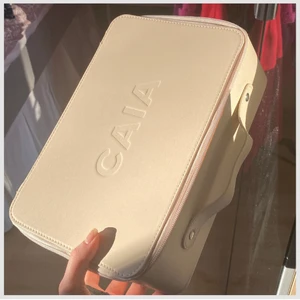 Caia Necessär  - Intressekoll på denna helt nya necessär från caia! Sjuk fin och otroligt rymlig. Den är i ett hårdare material så perfekt till när man ska ut och resa eller bara ha med i väskan!🥰🥰