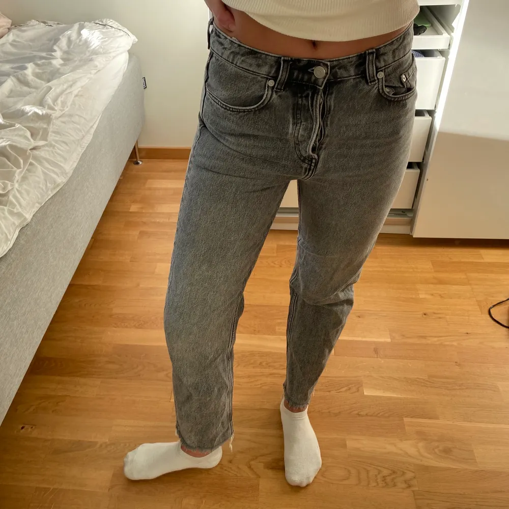 Säljer dessa snygga gråa jeansen från & other stories. De är raka i modellen och har medelhög midja. Storlek 27. . Jeans & Byxor.