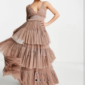 Klänning - Jättefin helt ny klänning som passar perfekt till bal eller liknande. Klänningen är från Asos, från märket lace & beads och är helt slutsåld. Kostade ursprungligen 1400 kr och är aldrig använd med lapp kvar. Pris kan diskuteras och kan skicka fler bilder om det önskas. Skriv privat vid intresse💞