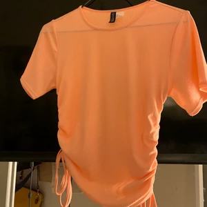 Topp - Orange topp ifrån hm passar till fest eller sommar osv❣️❣️