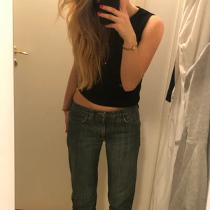 Jeans - Blå lågmidjade jeans i en snygg tvätt från J.Lindberg💗har kommit till bra användning men säljer pågrund av att jag har hyfsat likadana. W27 och L32. Köpare står för frakt.
