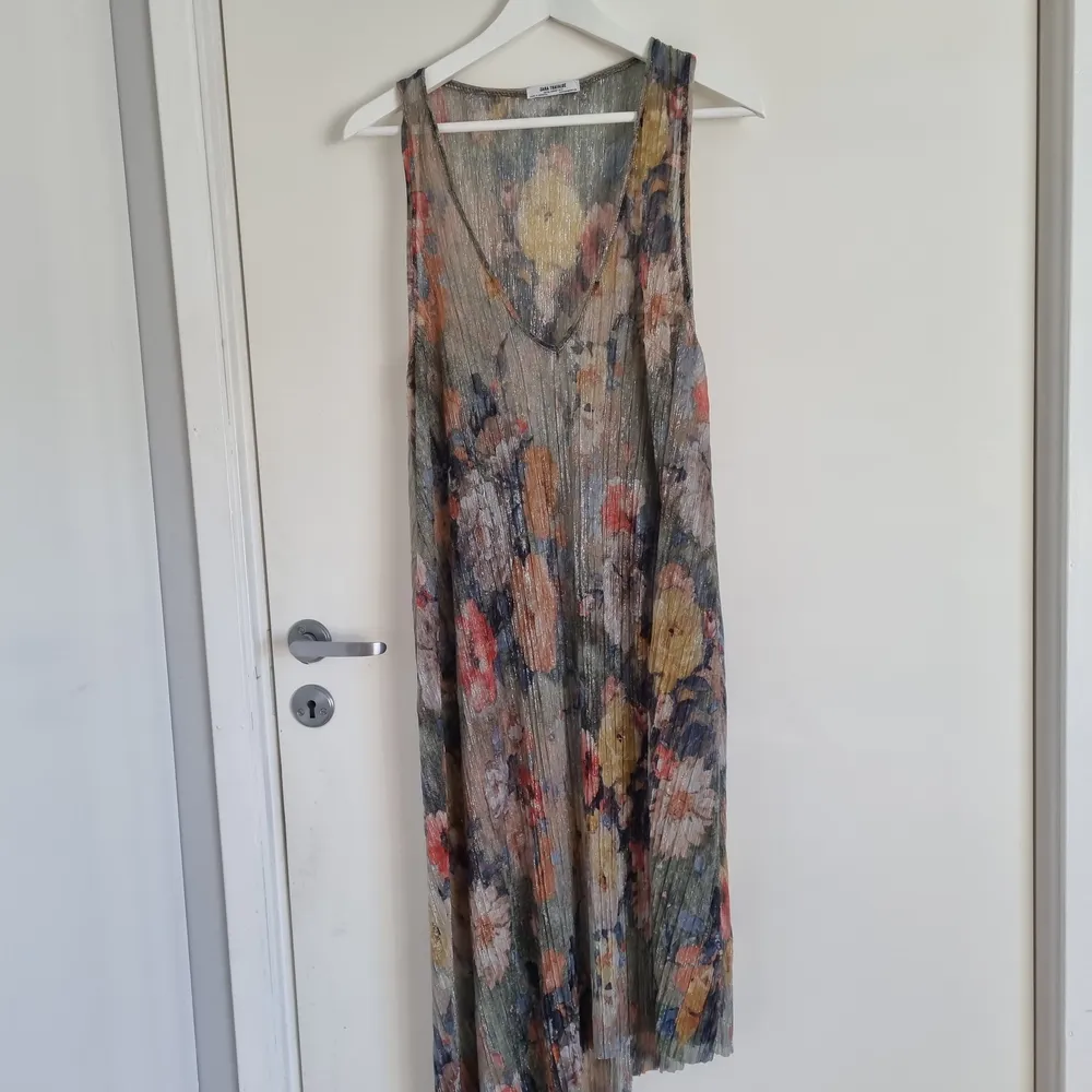 Super cute summer dress.  It is a transparent lovely dress only worn once. Perfect for a day at the beach!. Klänningar.