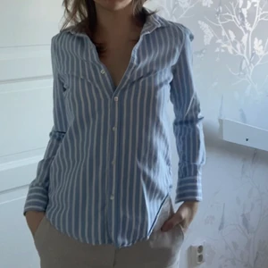 Simpel skjorta  - Vårig och härlig figursydd skjorta