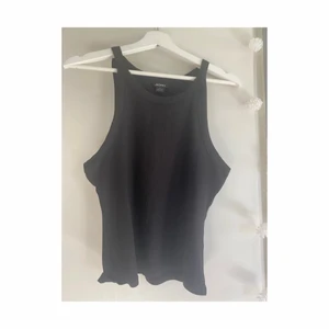 Topp - Topp från Monki. Använd 1 gång. 