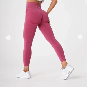 Nvgtn tights  - Säljer dessa tights från nvgtn i storlek XS. De är väldigt stretchiga. Färgen heter Crimson💗 de är endast använda 2 gånger så dom är i superbra skick. Säljer pga att jag har för många. Kan mötas upp i Alvik eller frakta men så står köparen för frakt. NYPRIS 559kr