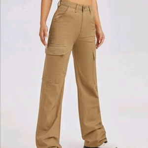 Cargo pants  - Fett snygga cargo byxor som tyvvär inte kommer till användning längre i både beish och svart, storlek M på båda byxorna men skulle säga att de passar mer som en S, skriv till mig för måtten på byxorna :) Ett par kostar 160 inkl frakt den. Svarta=Sålda