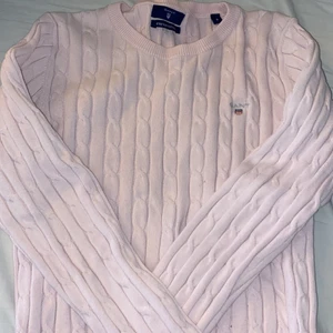 Gant kabelstickad  - Väldigt bra skick då den är använd ett fåtal gånger. Storlek S men skulle passa en M då den är väldigt stretchig. Pris kan diskuteras.