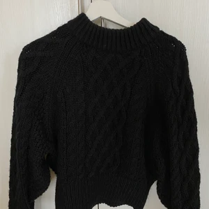 Svart stickad tröja  - Svart stickad tröja från h&m. Använd ett fåtal gånger, som ny. Strl S. Köparen står för frakten. 