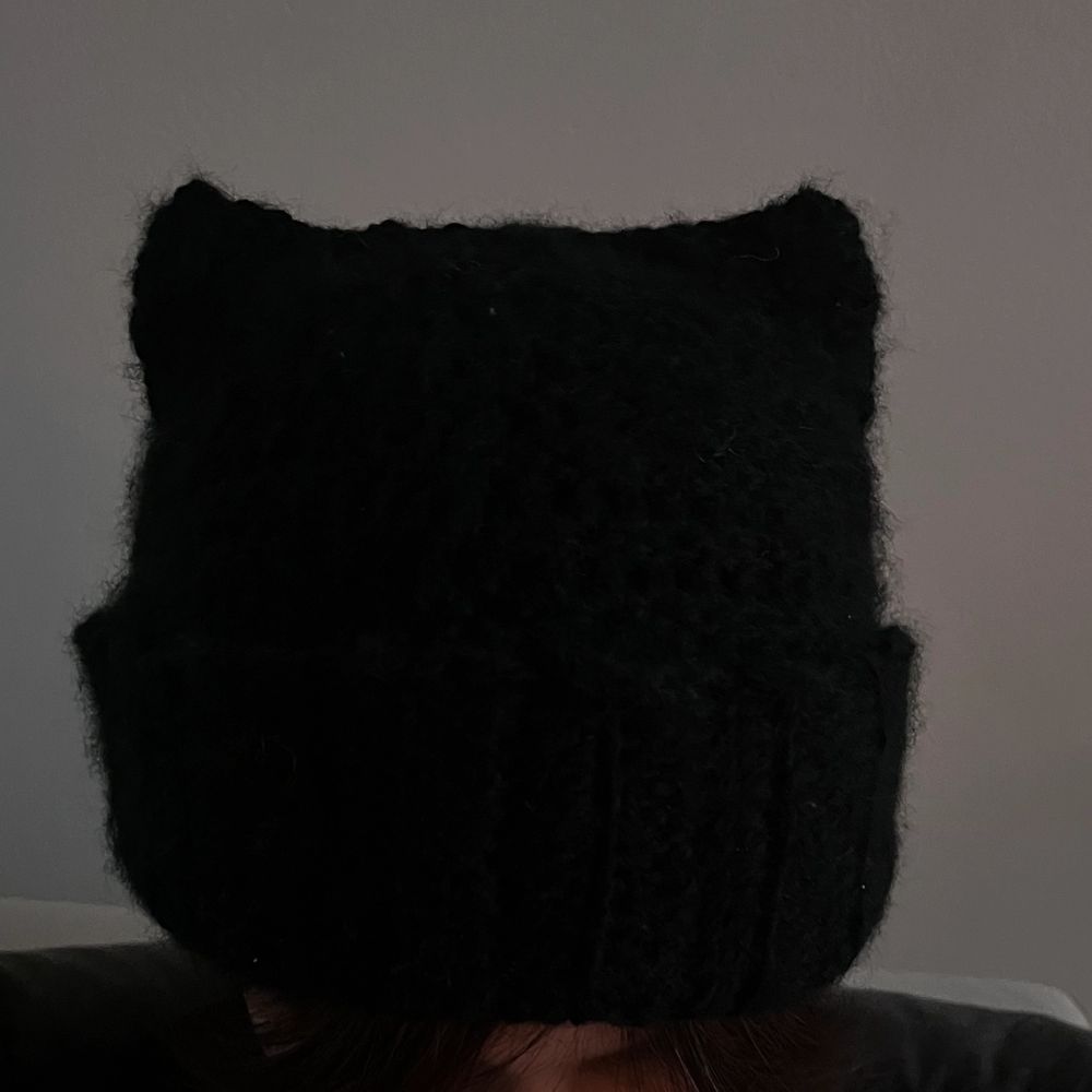 jag virkar kattbeanies för er som inte kan/orkar virka själva<3 har jag färgen/färgerna du vill ha på din mössa hemma så kostar det 110 kr för 1 färg och 130 för 2 (går med fler än 2, ökar 20kr för varje färg). har jag inte det skickar jag screenshot på lite olika garn o dess färger, så hittar vi en perfekt färg eller färgcombo tillsammans :) då betalar du 90kr + garnets pris. tar ungefär 2-3 dagar att virka! för att garantera att den sitter perfekt behöver jag även måttet runtom ditt huvud. . Accessoarer.