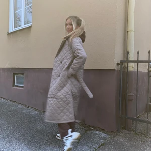 Quiltad trenchcoat - Så fin kappa/trenchcoat i längre modell från Nelly. Strl 34 men passar även 36. 