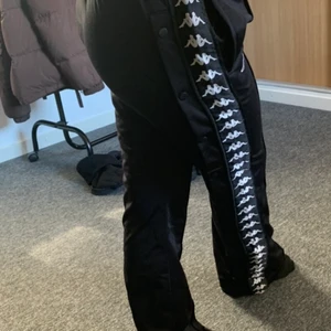 Kappa Byxor - Snygga Kappa byxor som är sparsamt använda, skriv för fler bilder eller om du har frågor🤎 