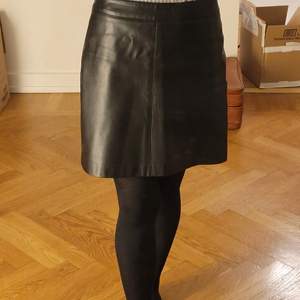 Söt kjol från Ginatricot. Säljer för att den är lite för stor mig. 