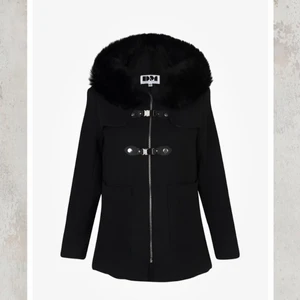 Jacka - Jacka / kappa från Dennis maglic. Storlek XS. Den har svart fusk päls. Fler bilder kan skickas. OBS: den ser inte exakt ut som på första bilden kolla sista bilden för exakt hur den ser ut med knäppe osv, för knäppningen är olik!