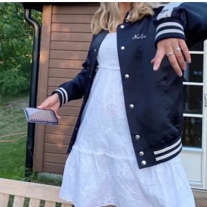 Klänning  - Sjukt fin klänning från & other stories, endast använd ett fåtal gånger, därmed i nyskick! Ordinarie pris: 600kr HÖGSTA BUD: 290kr     DIREKT PRIS: 399