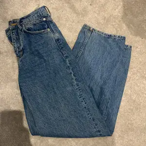 Superfina raka jeans från pull&bear som tyvärr har blivit för små för mig🫂 de är i nyskick 