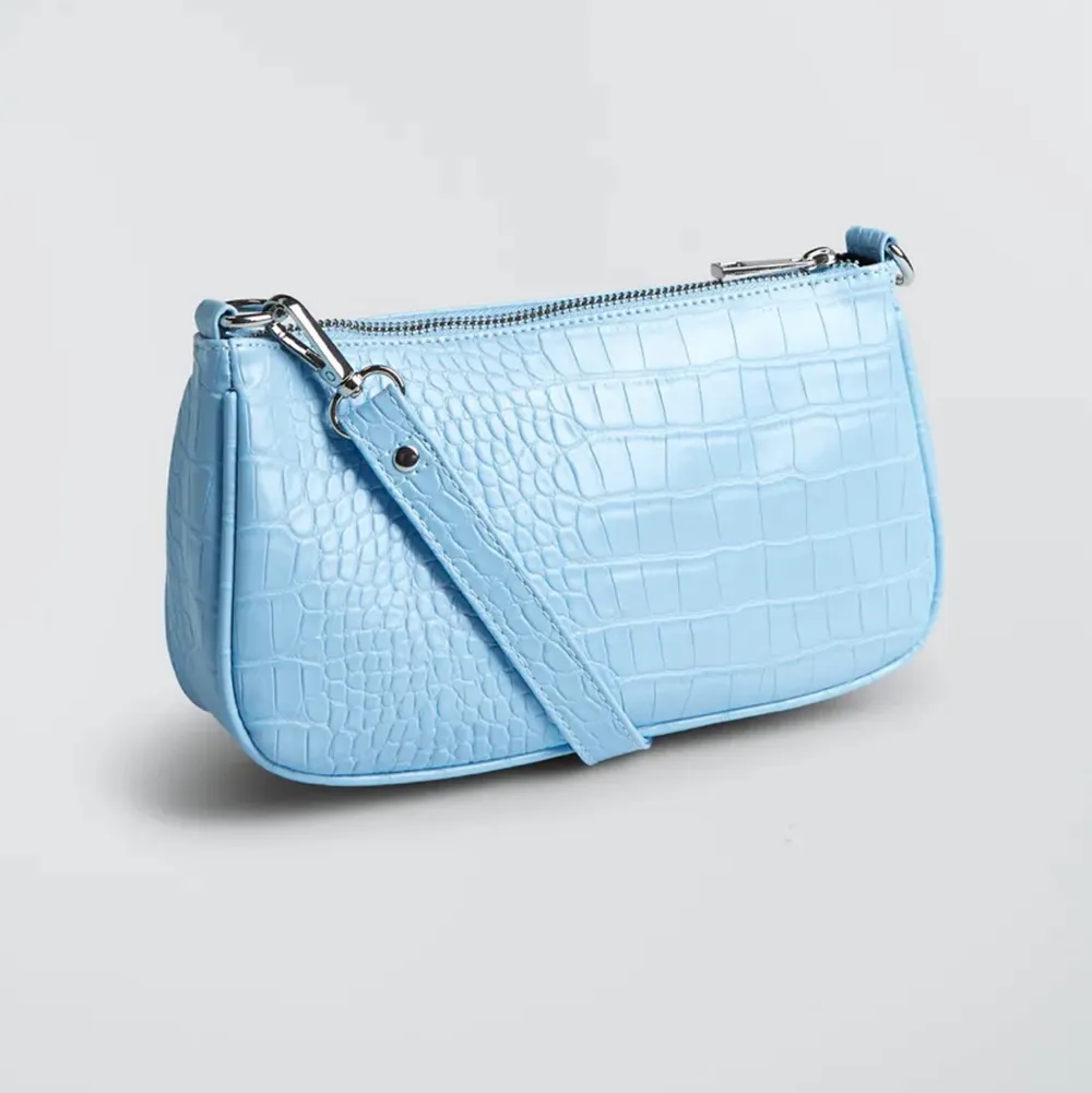 Säljer min blåa väska från Gina Tricot, använd MAX 2 gånger så i väldigt fint skick!!🙌🏼 skriv för fler bilder!!. Väskor.