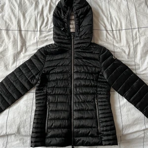 Champion Jacka - Säljer åt min syster. Fint skick. Har fickor på både insidan och utsidan. Skriv för fler bilder<3 !!!KOLLA MIN BIO INNAN NI SKRIVER T MIG!!! 