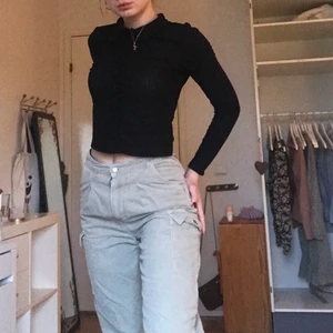 Snygga cargo pants  - Säljer dessa snygga kakifärgade cargo pants från asos eftersom de inte längre är min stil. De har använts ett fåtal gånger och är i nyskick. Pris kan diskuteras💕