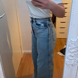 Säljer Dessa jättefina jeans från h&m som tyvärr inte kommer till användning lägre pga är lite för små. De är tajta i midjan och stora i benen. 