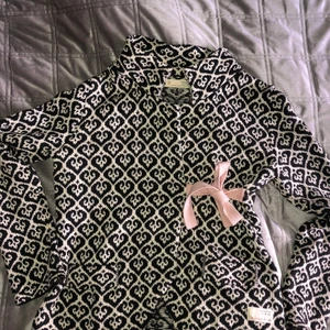 Odd Molly  - En favorit kofta som tyvärr inte kommer till andvändning längre✨ Koftan är äkta och säljs för 1000 kr nu släcker jag koftan för 200 kr!✨ Stl M