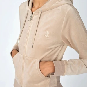 Juicy Couture Hoodie - Juicy Couture kofta i färgen warm taupe. Endast testad och prislappen finns kvar. Väldigt eftertraktad och slutsåld överallt. Nypris 1100.