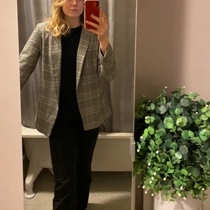 Kavaj - Kavaj med tillhörande midjeband, vadderade axlar