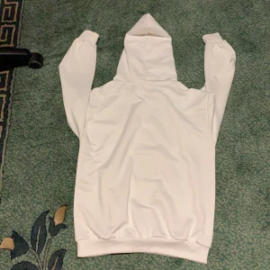 Vit hoddie  - Hade fått den som en gåva, vill inte ha den pågrund av de gula fläckarna som inte går bort även om man tvättar de. Storleken S men går att ha på sig även om du har storlek XS
