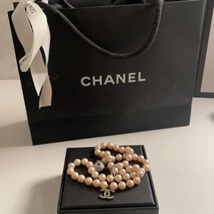 Chanel halsband  - Intresse koll på detta ur ur snygga chanel halsband. Sååå trendigt och fint med pärlor och vad gör de inte bättre då än att de även är chanel. Detta är så sjukt sjukt snyggt och därmed bara en intressekoll men säljer om jag får över 1000kr för de. Bra skick och allt. Skriv vid intresse 