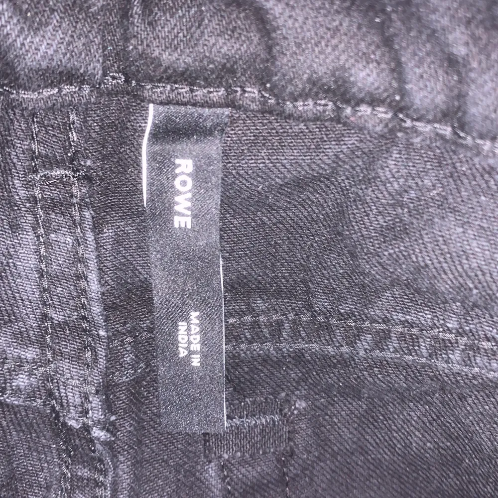 Populära jeansen från weekday modellen rowe, säljer dom då dom inte kommer till andvändning. knappt andvända 💜 . Jeans & Byxor.