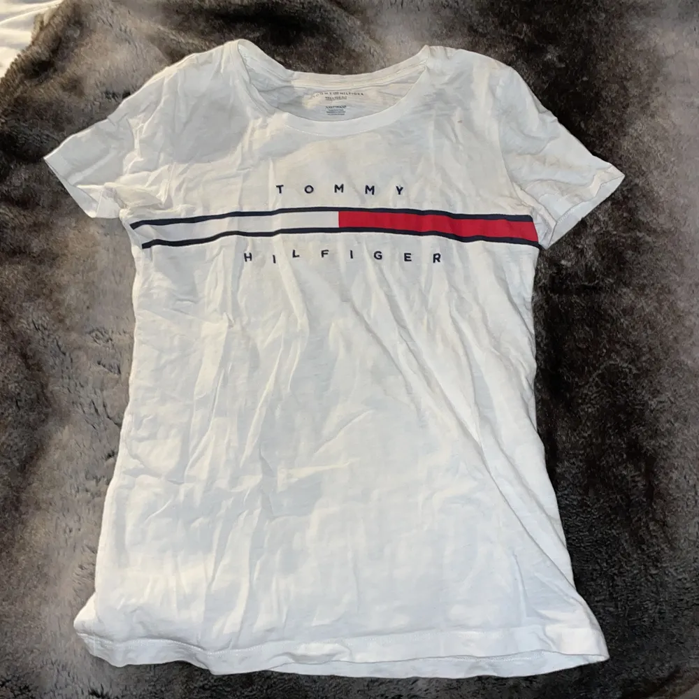 Vit tröja från Tommy Hilfiger, sänkt pris pga liten fläck på axeln, se bild. . T-shirts.