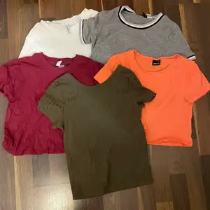Säljer 5 t-shirts jag inte använder. Den vita, gråa och röda är från hm. Den gröna är från bikbok och den orangea är från ginatricot. Säljer de för 20 kr styck eller alla för 75. Den röda är i storlek xs och de andra i storlek s Skriv för frågor 🌊