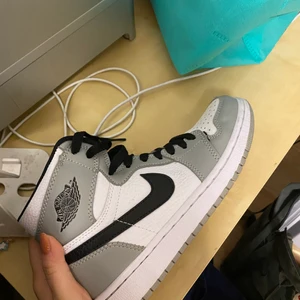 JORDANS 1 MID - Gery shadow - Jag säljer dessa eftersom de inte kommer till användning sen jag har köpt de ~ jag tror inte att de är äkta, men de ser precis ut som äkta 😇😇 och de är nästan i ny skikt ~~ priset kan diskuteras vid snabb affär !