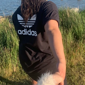 Adidas klänning - Svart t-short klänning adidas