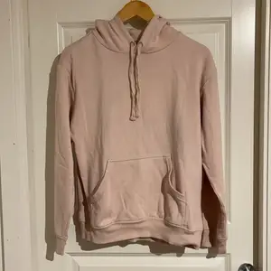 En basic ljusrosa hoodie som är ett måste i garderoben. Säljer pga den inte kommer till användning längre. Storlek xs men känns som en s. Fint skick men har haft den ett tag därav priset :)