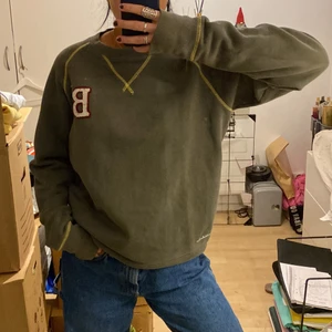 Tröja strl. M! - Säljer denna militärgröna collegetröja från Bondelid i storlek M! Ordinariepris: 499:- men säljer den för 120kr!