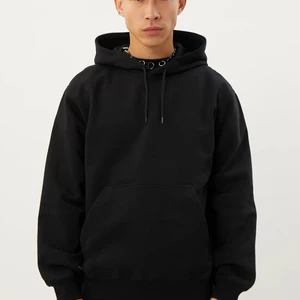 Weekday Standard Hoodie - https://www.weekday.com/en_sek/men/hoodies-sweatshirts/product.standard-hoodie-black.0899200001.html