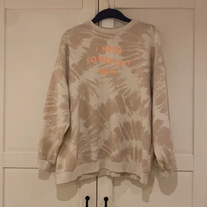 Sweatshirt lite Over size - Beige tjocktröja med orange text från hm köpt förra året. 