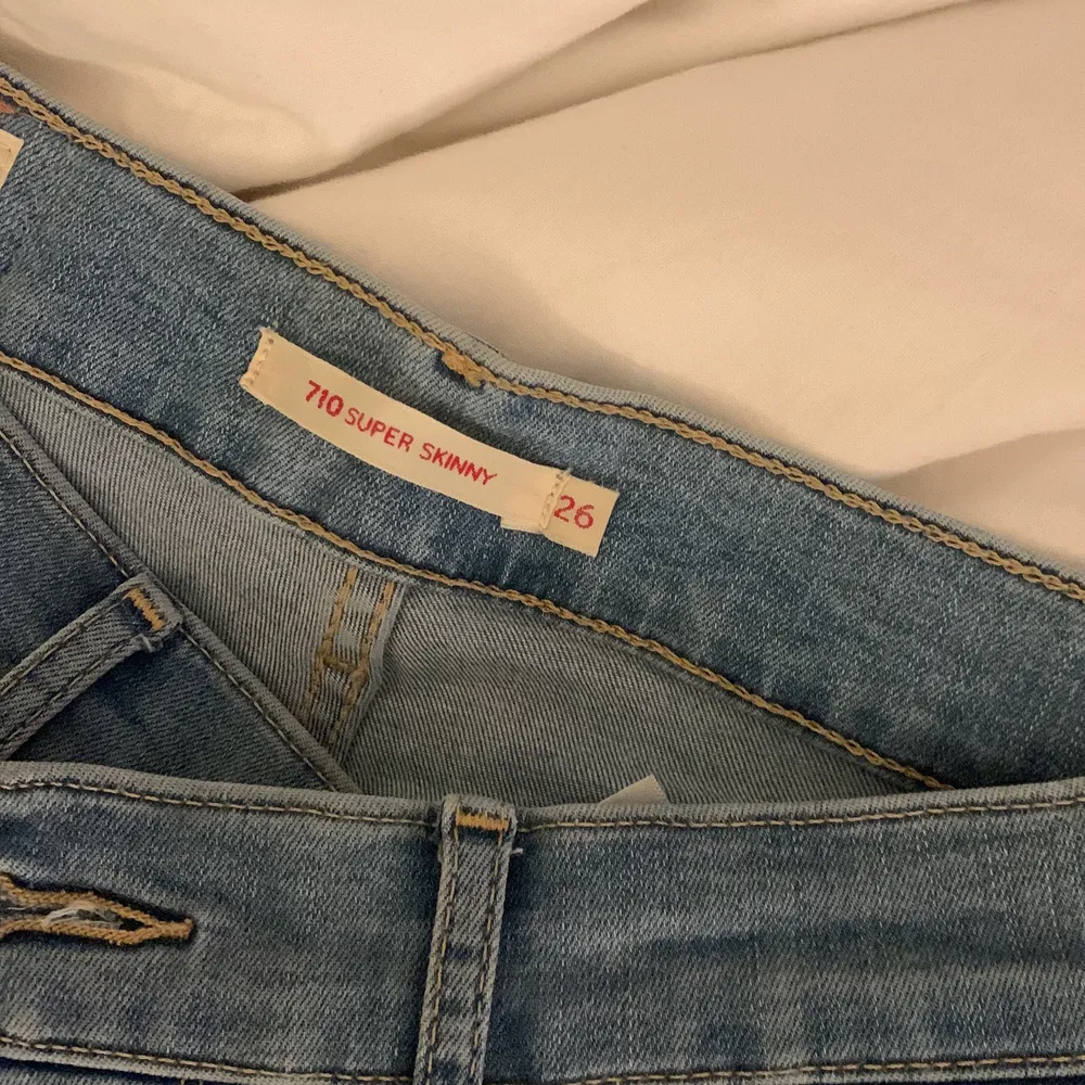 Levis jeans i modellen 710, bra skick! Uppsydda i butik så dem passar bra på tjejer mellan 158-165cm. . Jeans & Byxor.