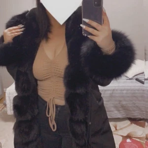 Parka - Säljer min super fina och mysiga pälsjacka. Köpt från garoff för 3999 kr. Säljer den pågrund av att den tyvärr inte kommer till någon användnin🤍 Använd en halv vinter och är i super bra skick! Storlek M men passar S oxå