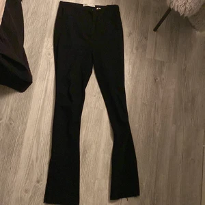 Zara - Kostymbyxor från zara, fint skick med slits ner till.