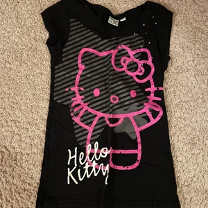 hello kitty t-shirt - hello kitty t-shirt storlek 146/152. passar mig som har S tappat några rhinestones 