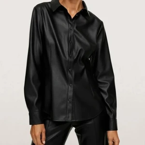 Skinnskjorta ginatricot - Svart Skinnskjorta från Ginatricot, fungerar även snyggt som uppknäppt med en t-shirt under. Nypris 500