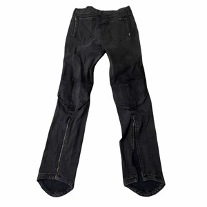 Coola jeans - Jeans från CNC, nypris 1200kr på depop, säljes för 550 inklusive frakt! Strl 42 men mindre i storleken och mer av en 38/liten 40?