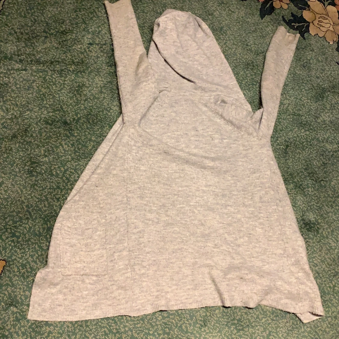 Grå lång kofta med luva.  - 90