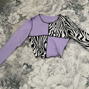 Lila långarmad shein tröja med zebra  - Aldig använd,köpte den i september fast den passa inte min stil,kan matchas med svarta byxor eller vita,samt lila 