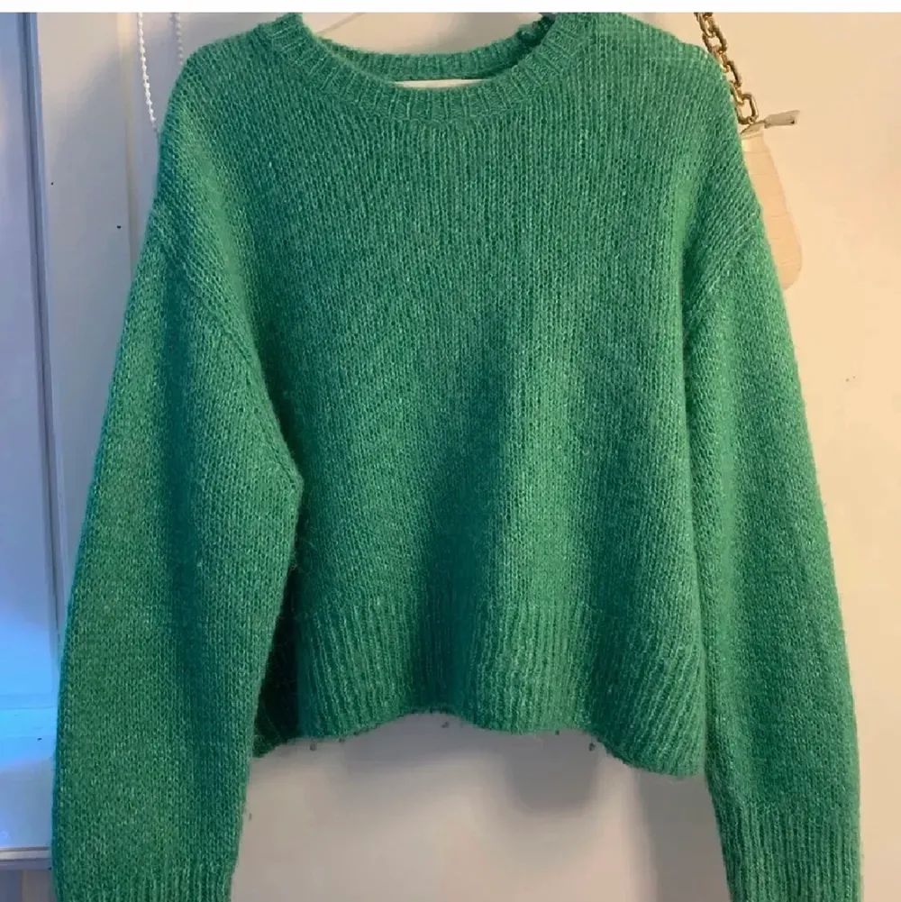 Jättefin grön stickad tröja i alpacka ull! Används inte längre så därför säljer jag💓💓🤗  Köp direkt för 300kr!. Stickat.