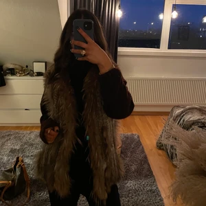 Pälsväst - Säljer min bruna/beiga pälsväst som jag aldrig använt och är därav som ny🤎